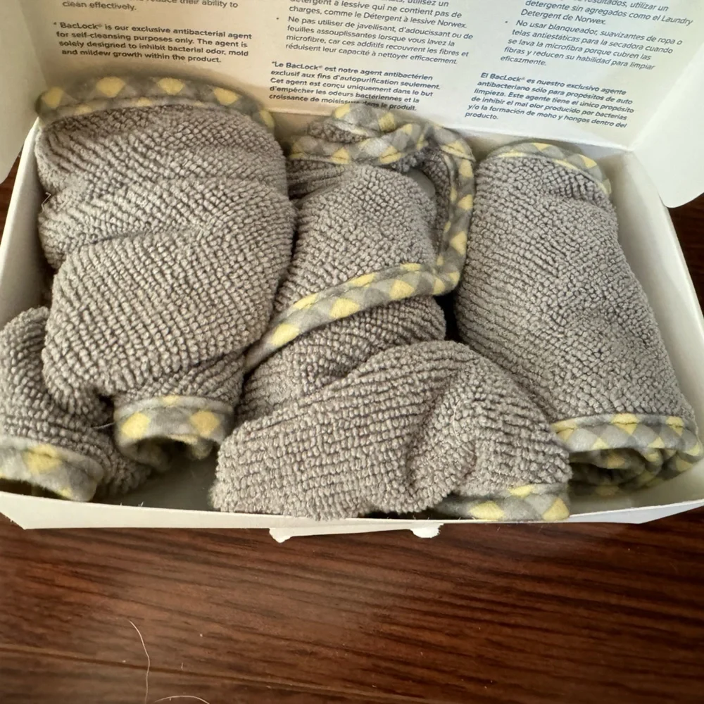 Norwex Baby Set - bath brush and bibs - Picture 3 of 8